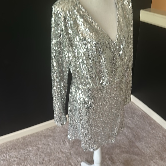 H&M Short dress in glittery, sequined mesh. - Picture 3 of 7